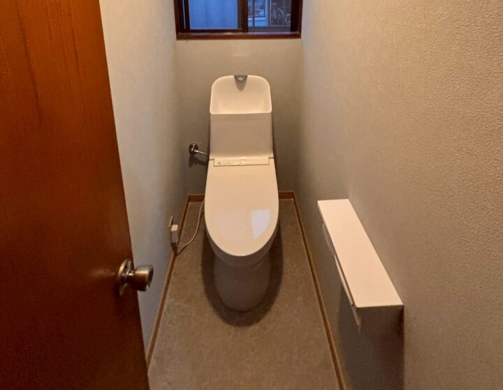 トイレ交換・内装リフォーム工事トイレ交換と2階への移設リフォーム！床リフォーム（クッションフロア）に伴うドア加工まで一括対応：茨城県土浦市神立町の画像