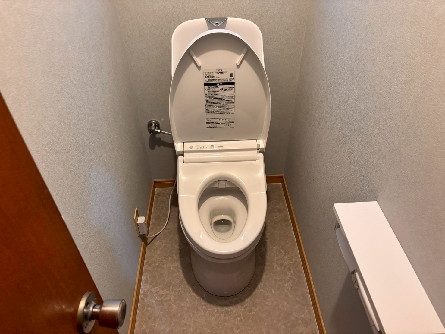 トイレ交換・内装リフォーム工事トイレ交換と2階への移設リフォーム！床リフォーム（クッションフロア）に伴うドア加工まで一括対応：茨城県土浦市神立町