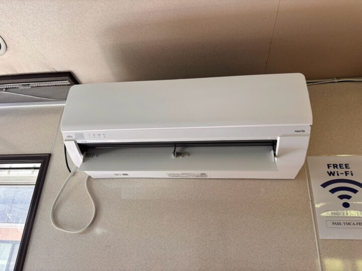 つくば市の学童施設で20畳用エアコンを新規設置|200V専用回路の電気工事も対応の画像