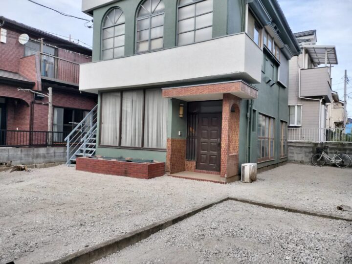 八潮市の庭の雑草対策工事|賃貸物件に防草シート・砕石を施工し、管理の負担を軽減の画像